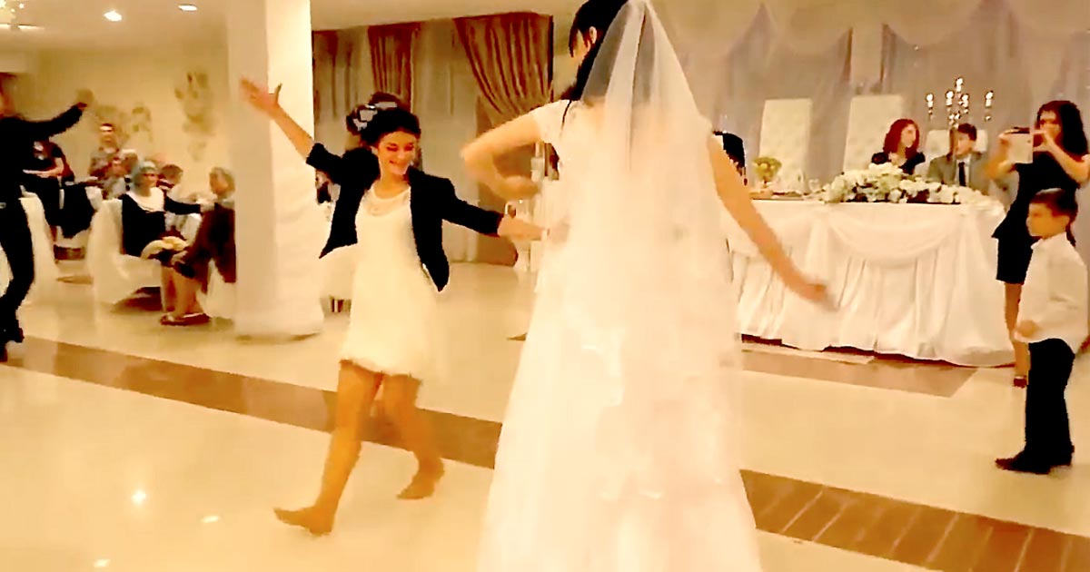 Девушки танцуют лезгинку видео. Кавказская свадьба танцы. Танцы на свадьбе Кавказ. Танец лезгинка на свадьбе. Лезгинка на свадьбе девушка.