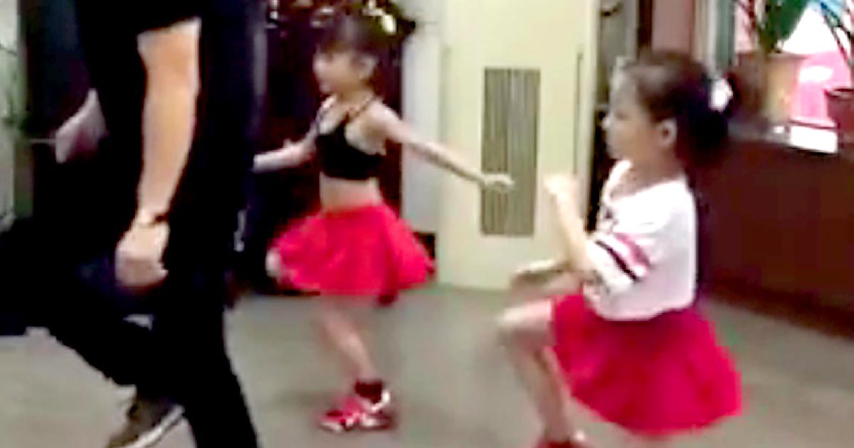Синхронный танец. Отец и дочь танцуют. Папа и Дочки танцуют Китай. Папа танцует с дочкой