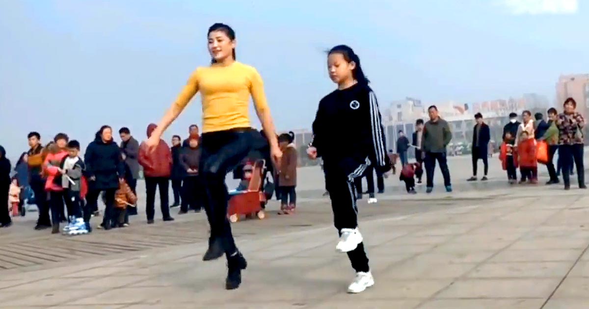 Танец цинцин. Китайская танцовщица Цинцин. Цинцин танцовщица шафл. Китаянка танцует на площади. Китайский танец на площади.