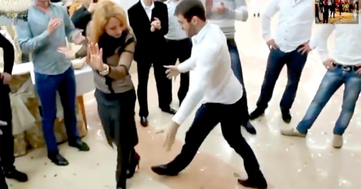 Сегодня пляшем. Профессиональные танцоры танцуют лезгинку. Мощная лезгинка. Лезгинка на свадьбе мощная. Кавказский танец мужчин.