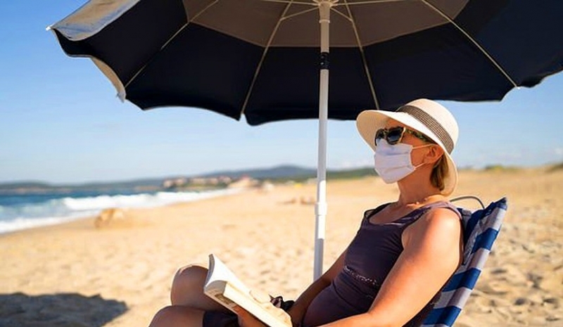 Носить маски на пляжах Испании нужно даже загорая