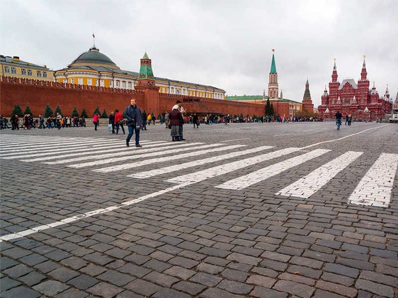 Туристам разрешили проходить на территорию Кремля с рюкзаками, едой и водой