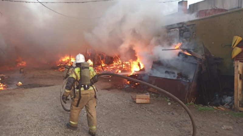 После крупного пожара на Учителей без жилья остались две семьи