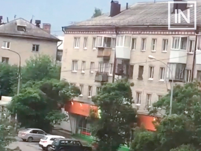 В Екатеринбурге мужчина открыл стрельбу с балкона, ранены девочка и сотрудник Росгвардии