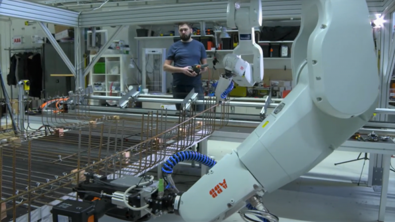 С помощью роботов Skanska устанавливает новые правила в вязке арматуры