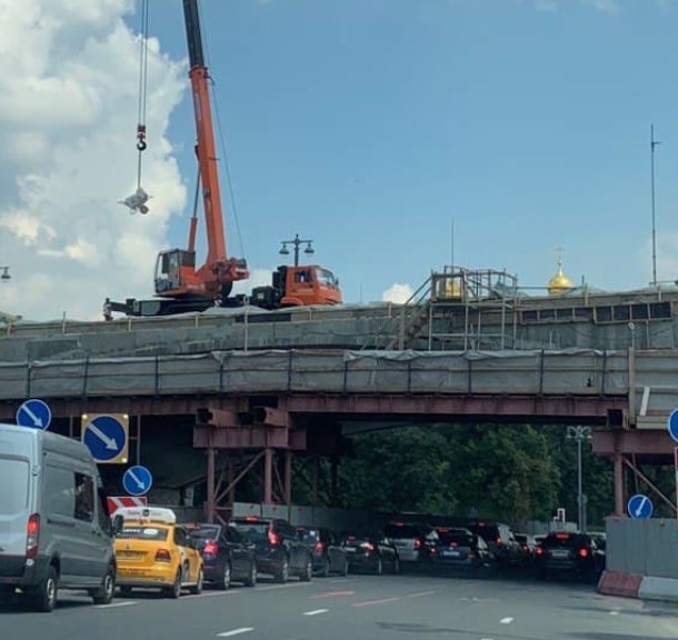 Выполнен демонтаж правой стороны существующего путепровода по Алтуфьевскому шоссе