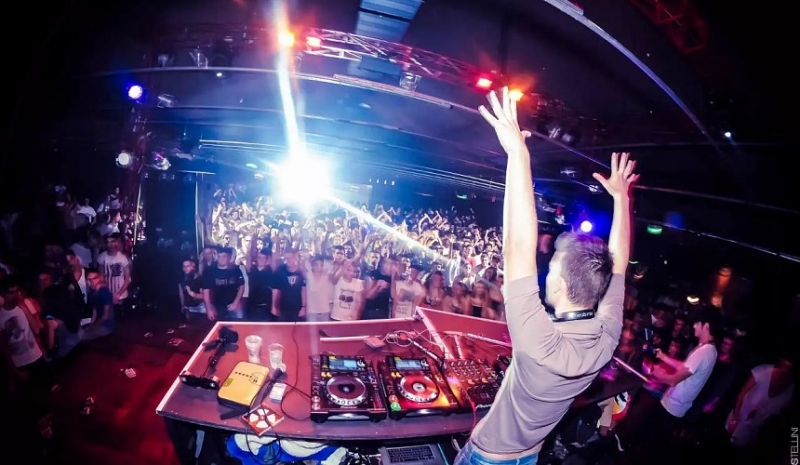 В Крыму могут открыть рестораны в ночное время