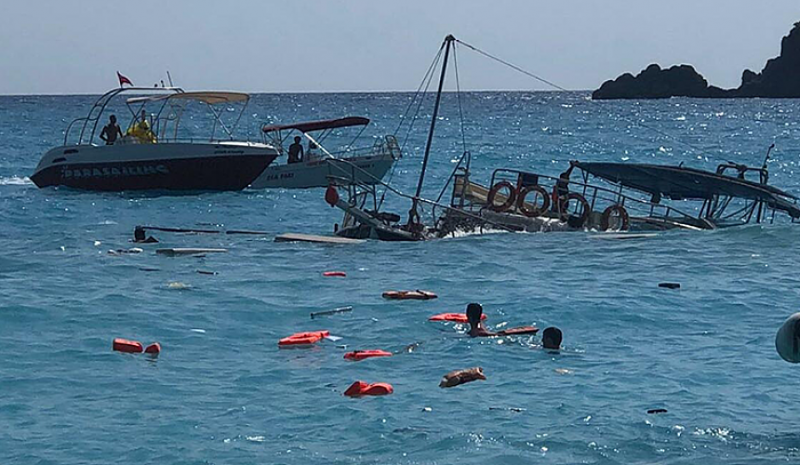В Турции затонула экскурсионная яхта с туристами