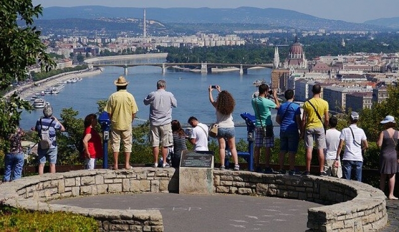 Визы в Венгрию будут выдавать только привитым туристам