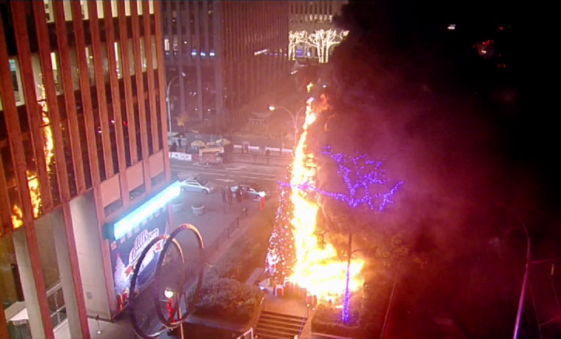 Бездомный сжег 15-метровую елку на площади в Нью-Йорке (фото, видео)