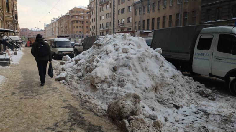 Неубранный сугроб стал ловушкой для пассажирского автобуса в Петербурге