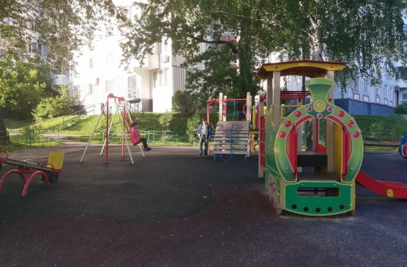 Порядка 90 детских площадок установили в Подмосковье по программе губернатора
