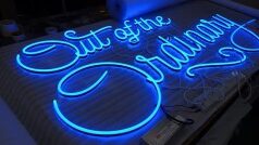 Неоновые вывески на заказ: когда и кому могут быть интересны