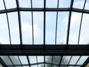 Стеклянные козырьки и навесы: функциональность и дизайн