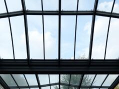 Стеклянные козырьки и навесы: функциональность и дизайн